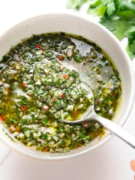Hausgemachte Chimichurri-Sauce nach original argentinischem Rezept mit Petersilie, Knoblauch, Oregano, Chili und Olivenöl