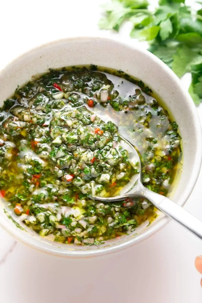 Hausgemachte Chimichurri-Sauce nach original argentinischem Rezept mit Petersilie, Knoblauch, Chili und Olivenöl