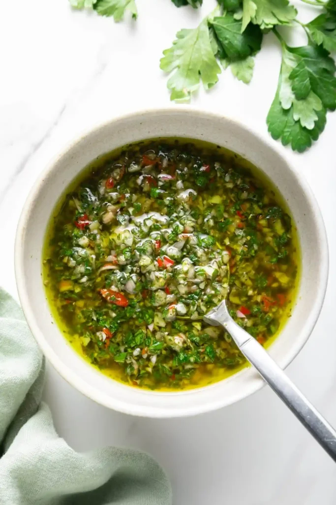 Chimichurri-Sauce nach original argentinischem Rezept mit Petersilie, Knoblauch, Chili, Oregano und Olivenöl