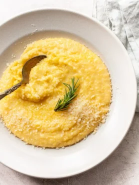 Cremige Polenta mit Parmesan und Rosmarin nach einfachem italienischem Polenta-Rezept