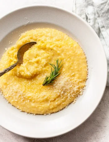 Cremige Polenta mit Parmesan und Rosmarin nach einfachem italienischem Polenta-Rezept