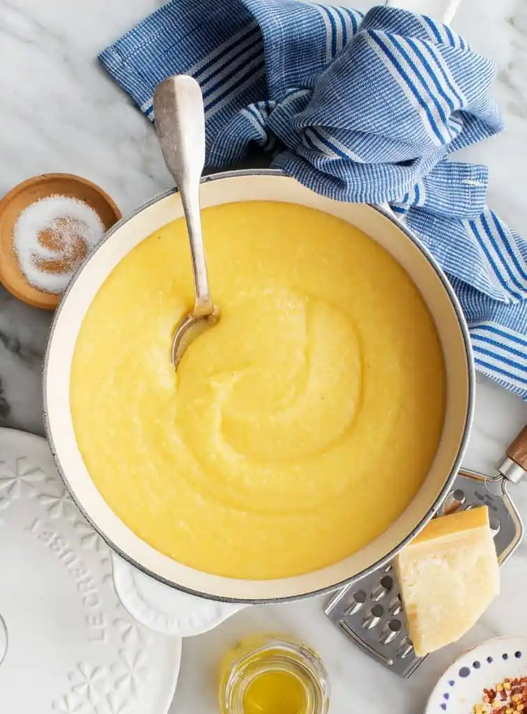 Cremige Polenta mit Parmesan im Topf nach einfachem italienischem Polenta-Rezept