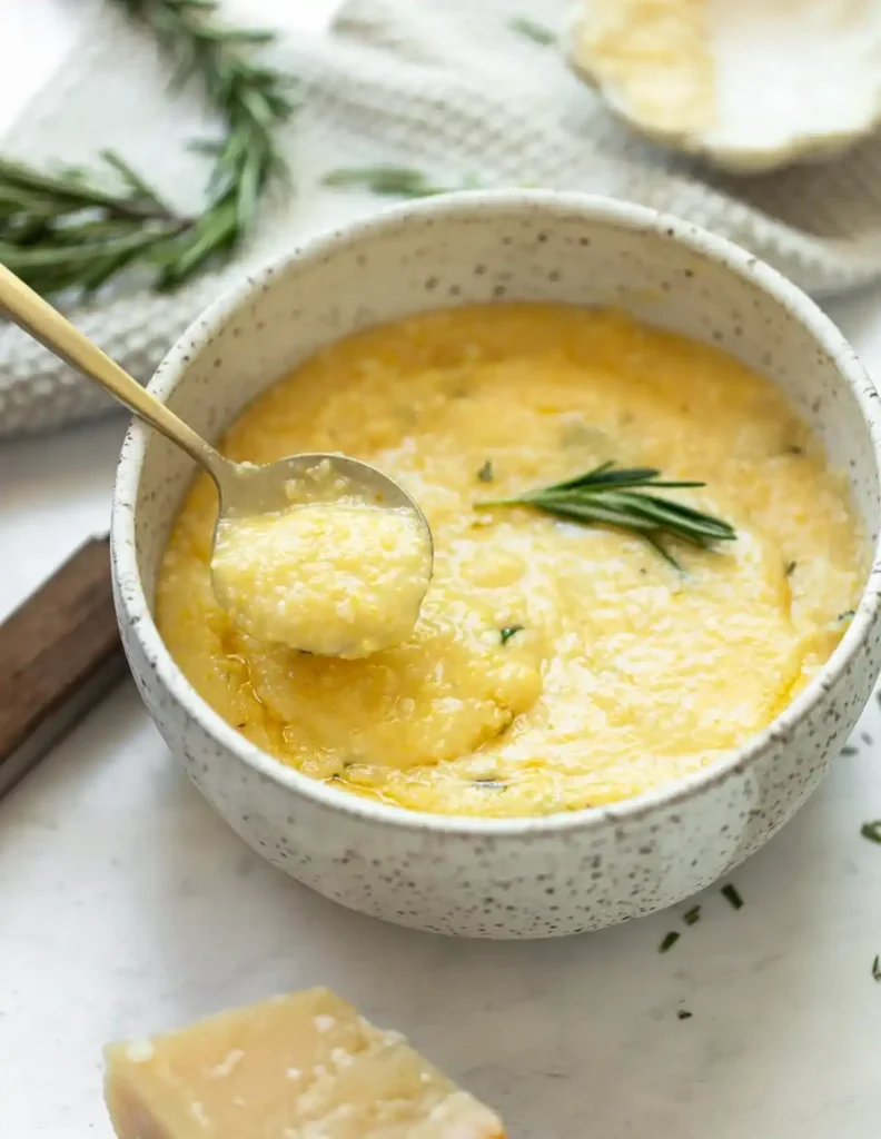Cremige Polenta mit Parmesan und Rosmarin nach einfachem italienischem Polenta-Rezept
