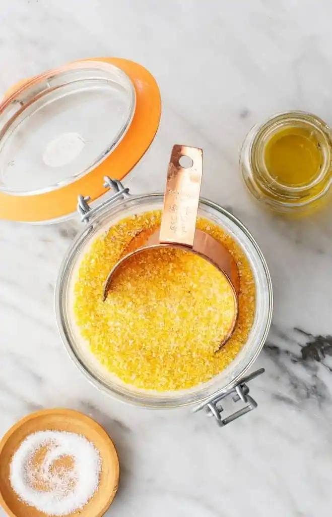 Grober Maisgrieß für ein cremiges Polenta-Rezept mit Salz und Olivenöl