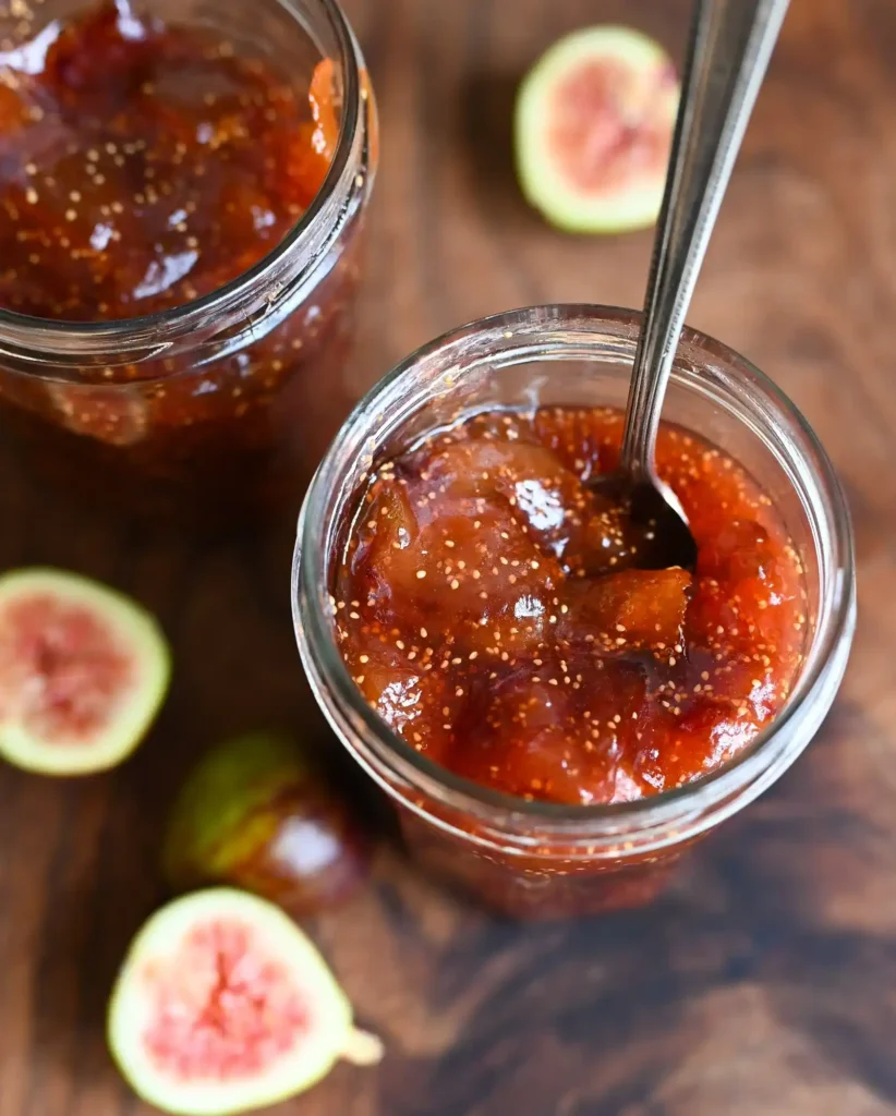 Selbst gemachte Feigenmarmelade aus frischen Feigen mit Fruchtstücken nach Omas Rezept