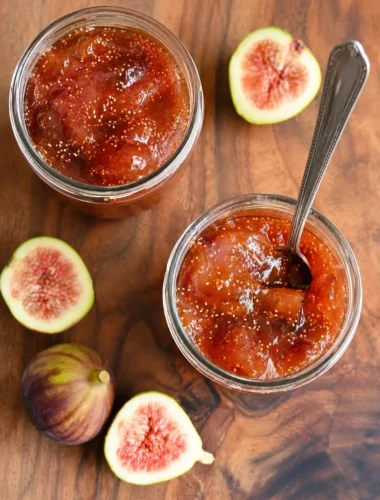 Feigenmarmelade aus frischen Feigen nach Omas Rezept in Gläsern auf einem Holztisch