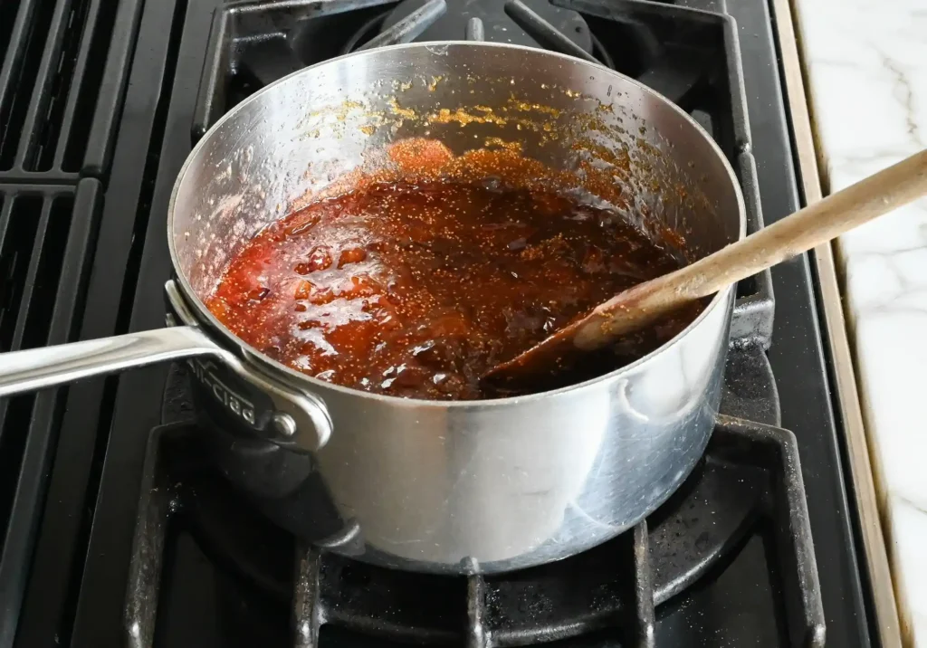 Fertige Feigenmarmelade aus frischen Feigen beim Einkochen nach Omas Rezept