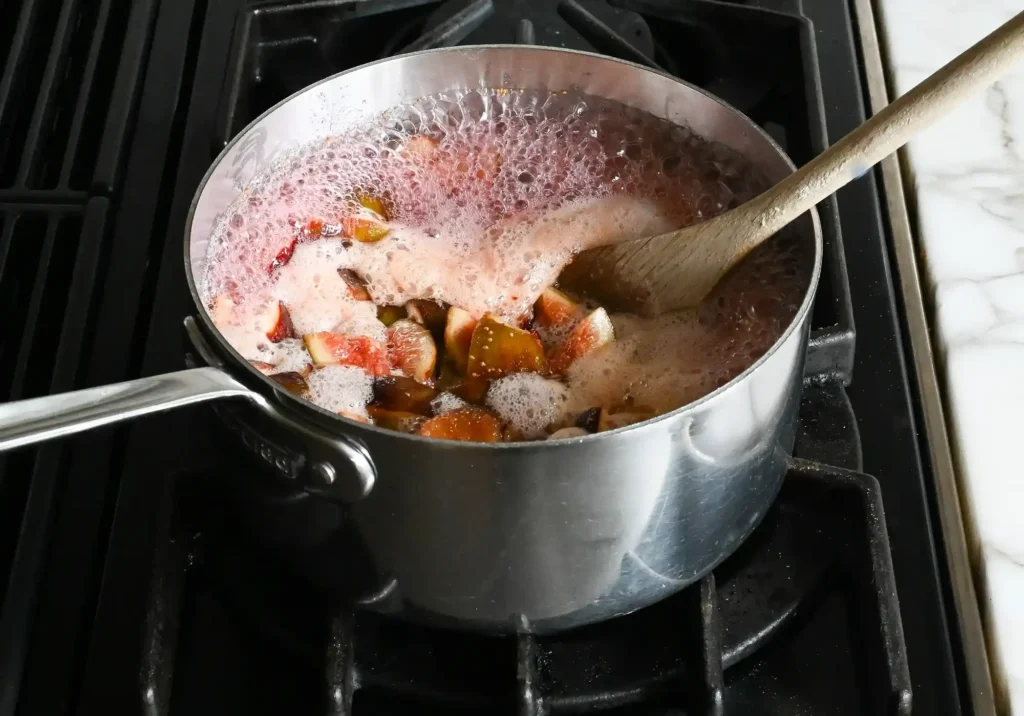 Feigenmarmelade aus frischen Feigen beim Einkochen im Topf nach Omas Rezept
