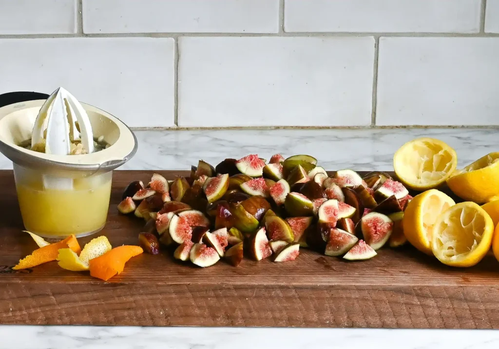 Vorbereitete Zutaten für Feigenmarmelade aus frischen Feigen mit Zitronensaft und Orangenschale