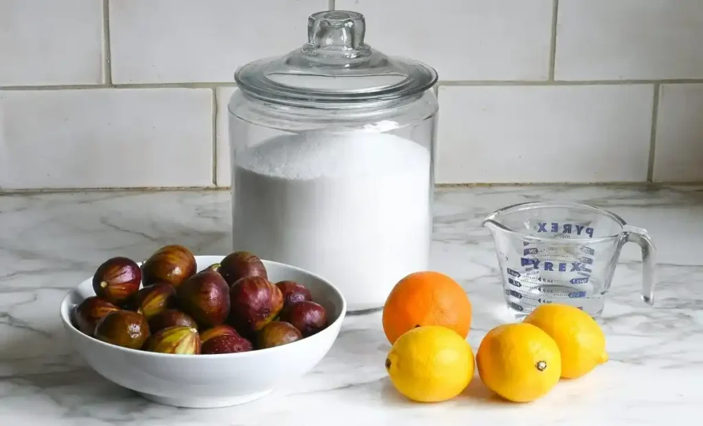 Zutaten für Feigenmarmelade aus frischen Feigen mit Zucker, Zitronen und Orange
