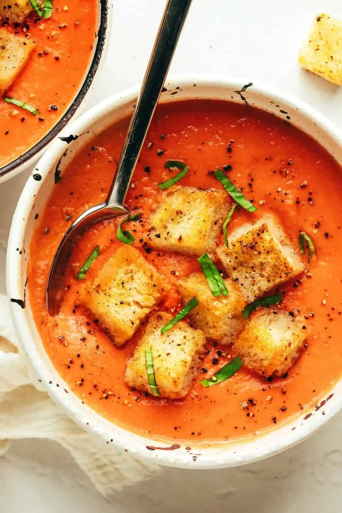 Gazpacho Rezept original spanisch mit Croutons, Basilikum und Pfeffer in einer Schale