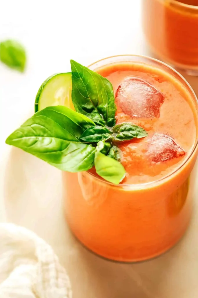 Gazpacho im Glas als original spanische kalte Suppe mit Basilikum, Gurke und Eiswürfeln