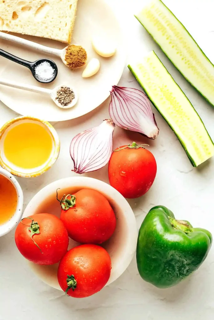 Gazpacho Zutaten für original spanische kalte Suppe mit Tomaten, Gurke, Paprika, Zwiebel und Brot