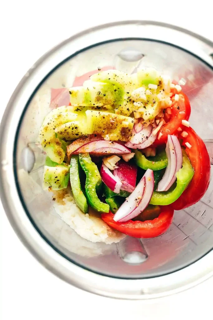 Gazpacho Zutaten im Mixer für ein original spanisches Gazpacho Rezept mit Tomaten, Gurke, Paprika, Zwiebel und Brot