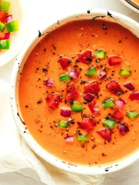 Spanische Gazpacho mit Tomaten, Paprika, Zwiebel und Pfeffer als kalte spanische Gemüsesuppe