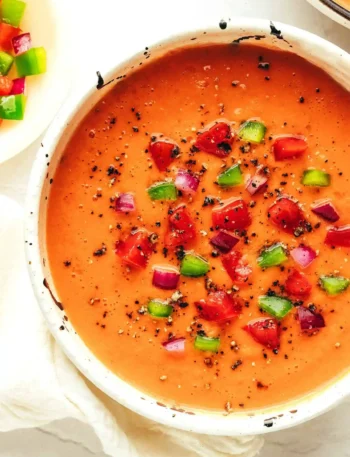 Spanische Gazpacho mit Tomaten, Paprika, Zwiebel und Pfeffer als kalte spanische Gemüsesuppe