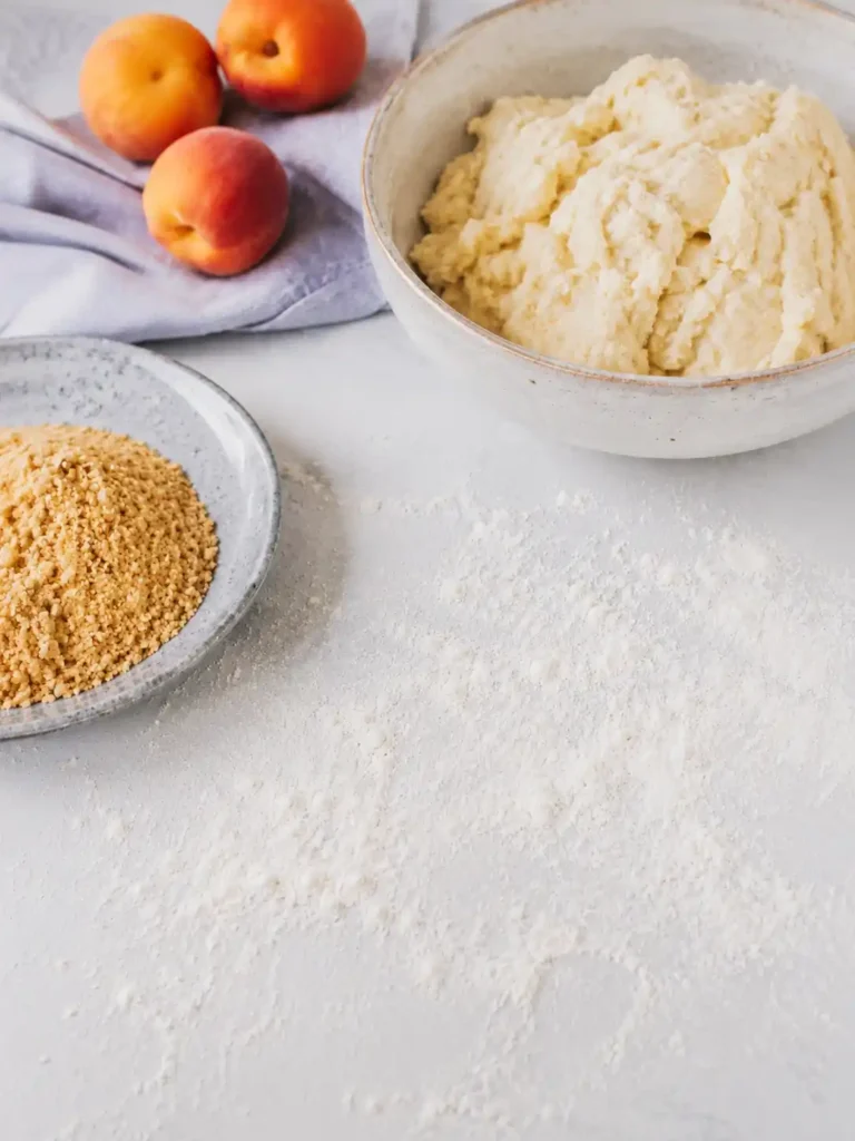 Topfenteig für Marillenknödel mit frischen Marillen und gerösteten Semmelbröseln