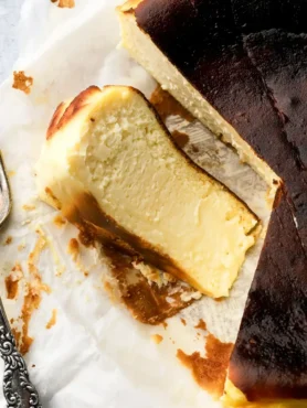 San Sebastian Cheesecake nach Original-Rezept mit dunkel karamellisierter Oberfläche und cremiger Mitte