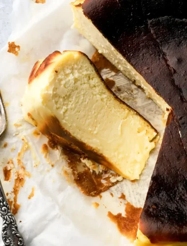 San Sebastian Cheesecake nach Original-Rezept mit dunkel karamellisierter Oberfläche und cremiger Mitte