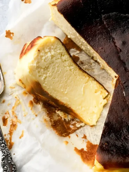 San Sebastian Cheesecake nach Original-Rezept mit dunkel karamellisierter Oberfläche und cremiger Mitte