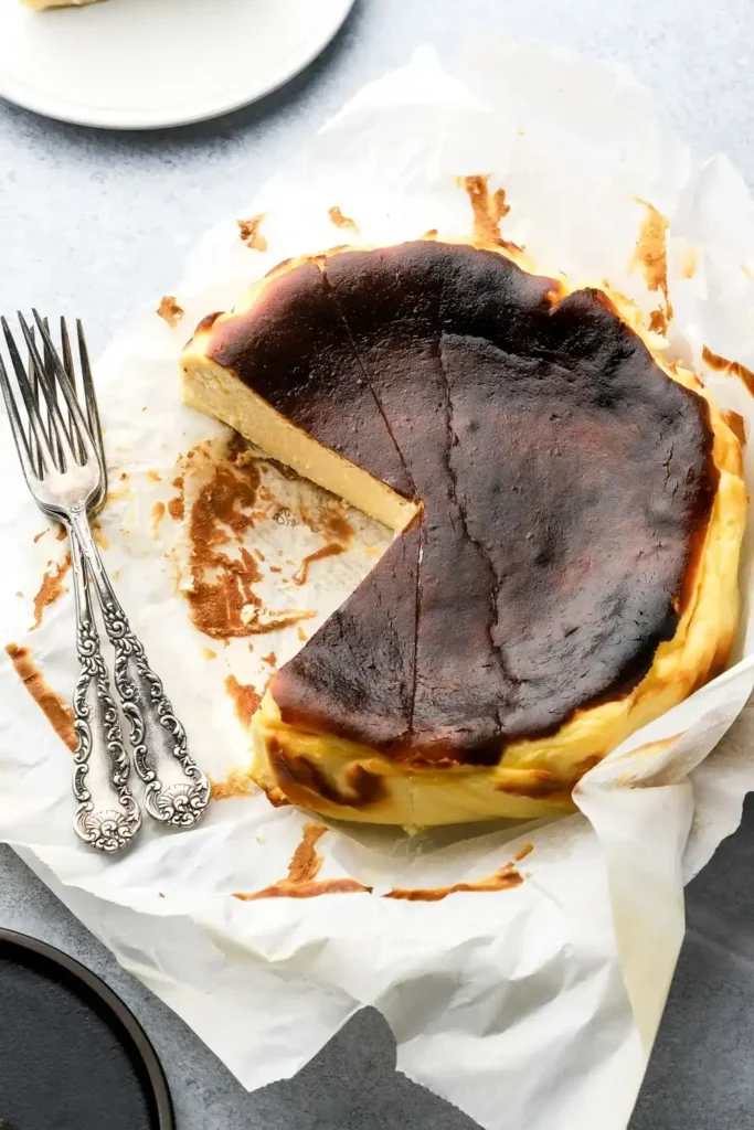 Angeschnittener San Sebastian Cheesecake nach Original-Rezept mit dunkler Kruste und cremiger Mitte