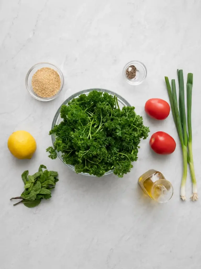 Zutaten für original libanesischen Tabouleh-Salat mit Petersilie, Bulgur, Tomaten, Minze, Frühlingszwiebeln, Zitrone und Olivenöl
