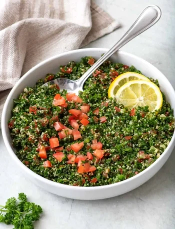 Tabouleh-Salat mit Petersilie, Tomaten, Bulgur und Zitronenscheiben nach original libanesischem Tabouleh-Rezept