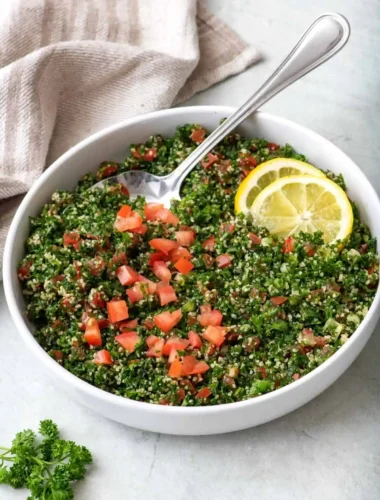Tabouleh-Salat mit Petersilie, Tomaten, Bulgur und Zitronenscheiben nach original libanesischem Tabouleh-Rezept