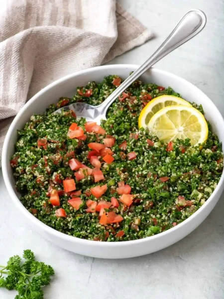 Tabouleh-Salat mit Petersilie, Tomaten, Bulgur und Zitronenscheiben nach original libanesischem Tabouleh-Rezept