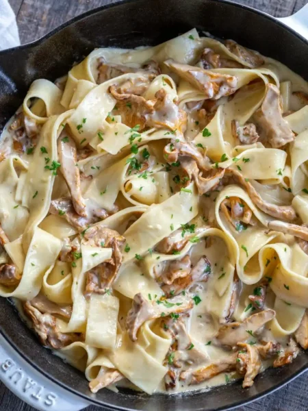 Tagliatelle mit Pfifferlingen in cremiger Sahnesauce mit Parmesan und frischer Petersilie