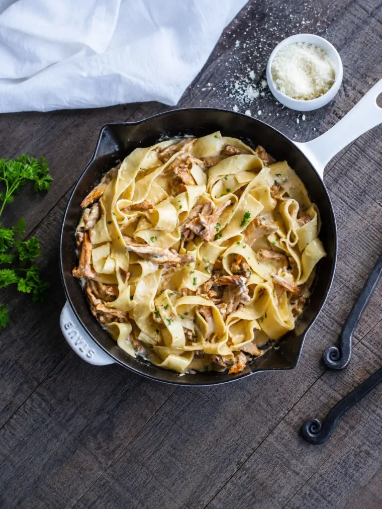 Tagliatelle mit Pfifferlingen in cremiger Sahnesauce mit Parmesan und frischen Kräutern