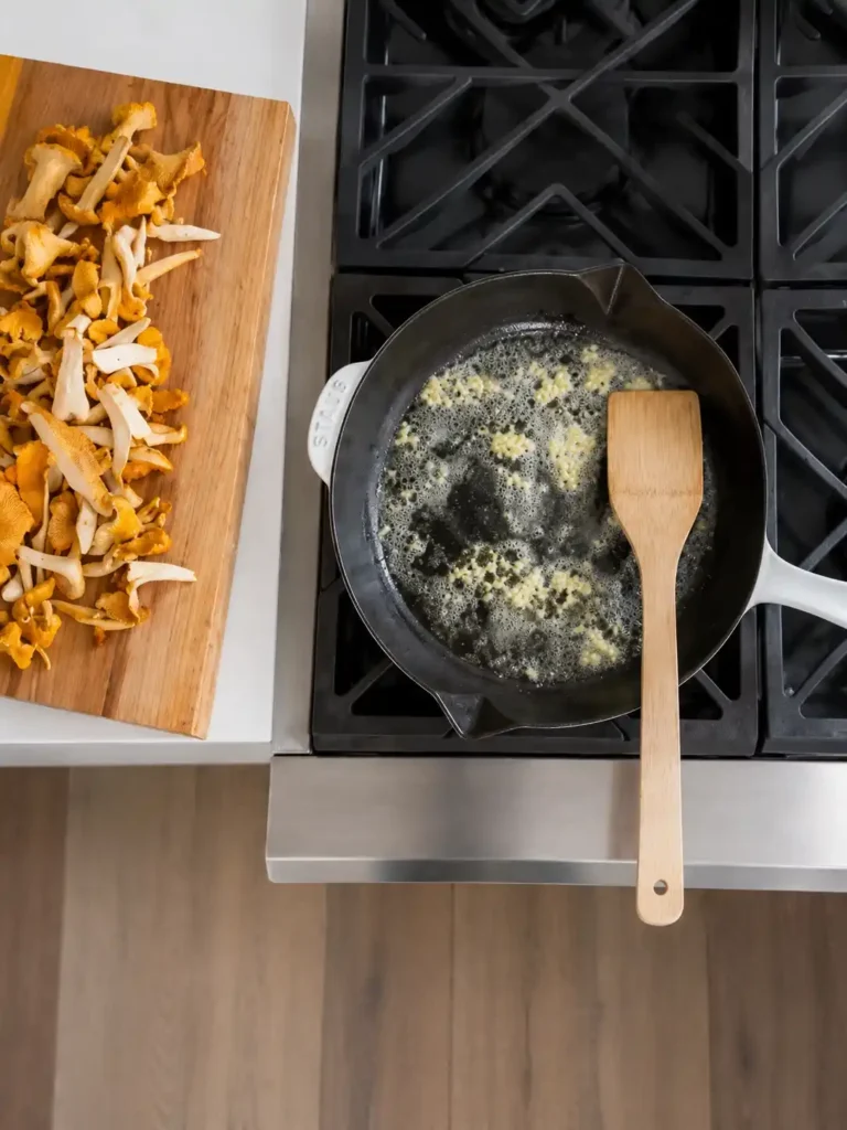 Pfifferlinge zubereiten für Tagliatelle mit Pfifferlingen mit Butter und Knoblauch in der Pfanne