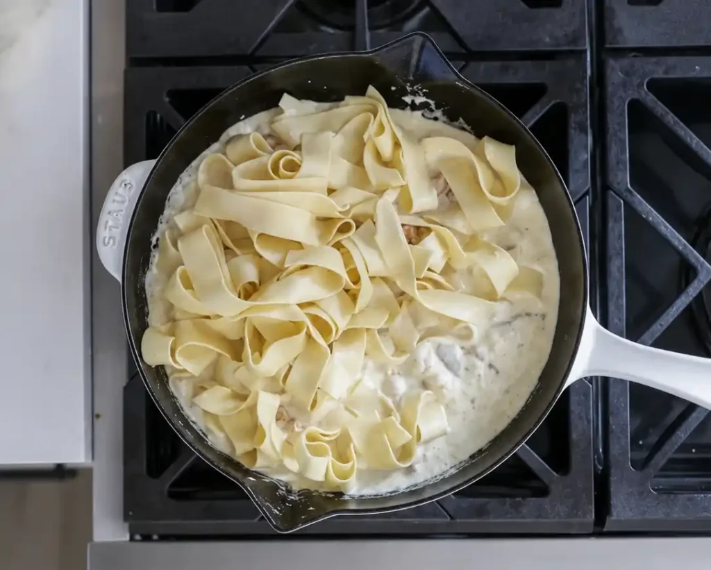 Tagliatelle mit Pfifferlingen in cremiger Sahnesauce in der Pfanne zubereiten
