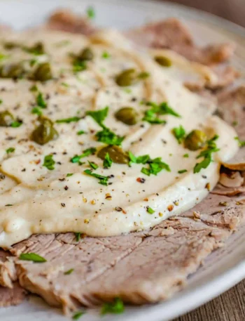 Vitello Tonnato mit dünnem Kalbfleisch, cremiger Thunfischsauce, Kapern und Petersilie