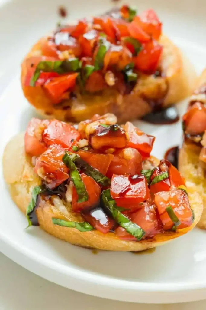 Bruschetta mit Tomaten, Basilikum und Balsamico-Creme auf knusprig gerösteten Baguettescheiben