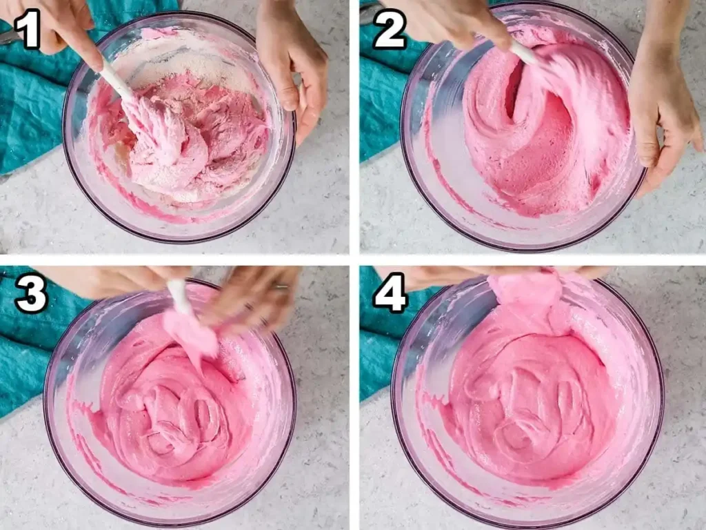 Vier Schritte der Macaronage: Mandelmehl und Puderzucker unter rosa Baiser heben, bis der Macaron-Teig glatt fließt.