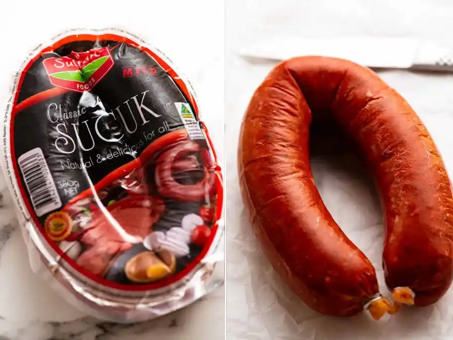 Türkische Sucuk in der Verpackung und ausgepackt als Zutat für Pide mit Sucuk.