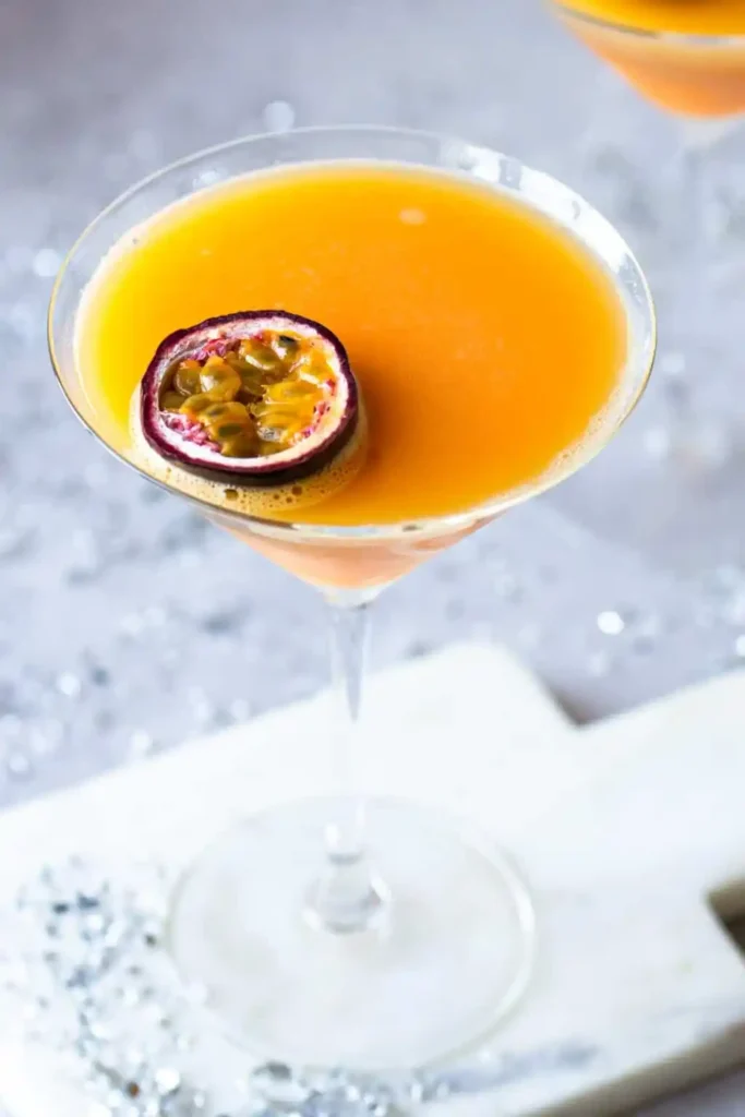 Pornstar Martini alkoholfrei im Coupette-Glas, garniert mit einer halben frischen Maracuja.