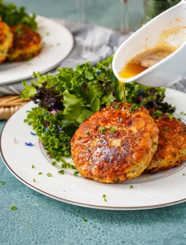 Tiroler Kaspressknödel mit Bergkäse, brauner Butter und frischem Blattsalat